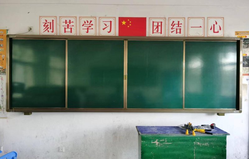 成都教育装备展览会上，各品牌纷纷亮出自家最新产品。今天，我们就来对比一下这些展品的优缺点。